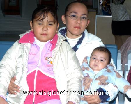 18022007 
Rosa, Luz y Miguelito Arguijo viajaron a Tijuana.