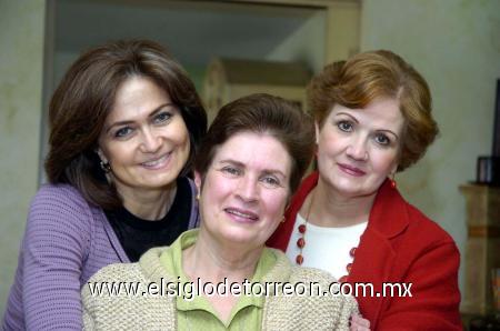 18022007 
Kay con sus hermanas Ana y Susana Rodríguez.