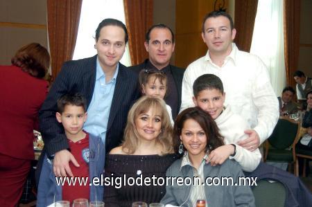 18022007 
Ángel Fernández, Chuy Lugo, María de los Ángeles Mijares, Jorge, Angie, Jorge Alberto, Rodrigo y María Ángela Arenal.