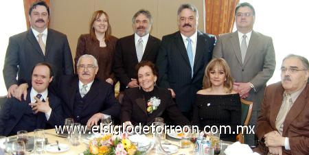 18022007 
Don Manuel Mijares Gutiérrez y María de los Ángeles Solares de Mijares acompañados de sus hijos Manuel, María de los Ángeles, Roberto, Javier, Francisco, Fernando, Ernesto y Beatriz Mijares Solares.