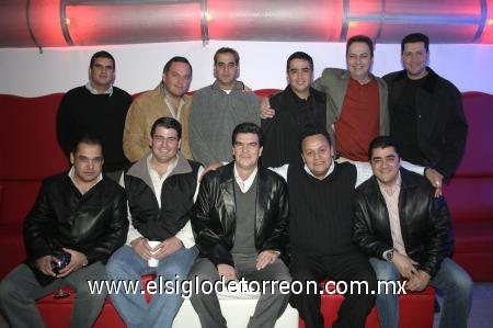 18022007 
En conocido bar celebró su cumpleaños Carlos San Miguel González, en compañía de varios amigos.