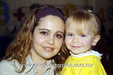 18022007
Andrea Jaramillo Tostado, acompañada de su mamá, María Tostado.