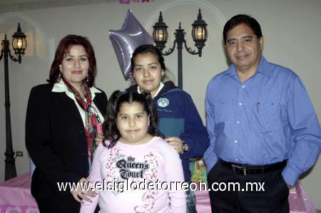 18022007
Berenice Martínez Elizondo festejó su cumpleaños junto a sus padres, Adolfo y Gabriela Martínez y su hermana Gaby.