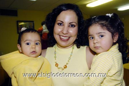 18022007 
Cristy y Sofy de la Rosa, con su mamá Mónica Turcos.