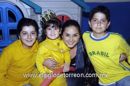 18022007 
Fernanda junto a sus primos Genaro, Karla y Juan.