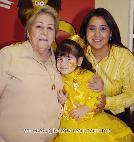 18022007 
Fernanda Luna Giacomán en compañía de su mamá, Jaqueline Giacomán y de su abuelita, Socorro Arratia.