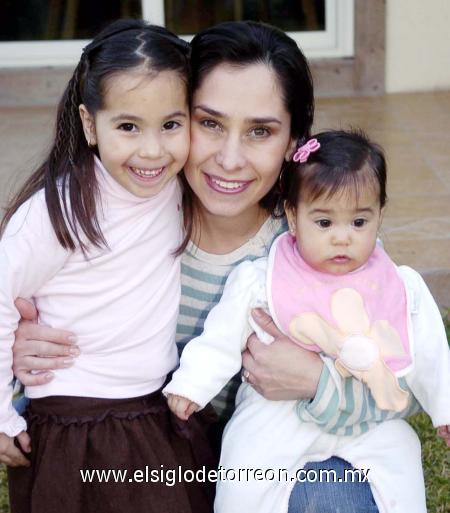 18022007 
Lorena Tamayo de Braña con sus hijitas Jimena y Pamela.