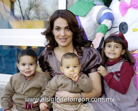 18022007 
Marité y Bernardo Barrios Sobrino junto a su mamá, María Esther de Barrios y su hermanito menor Andrés.