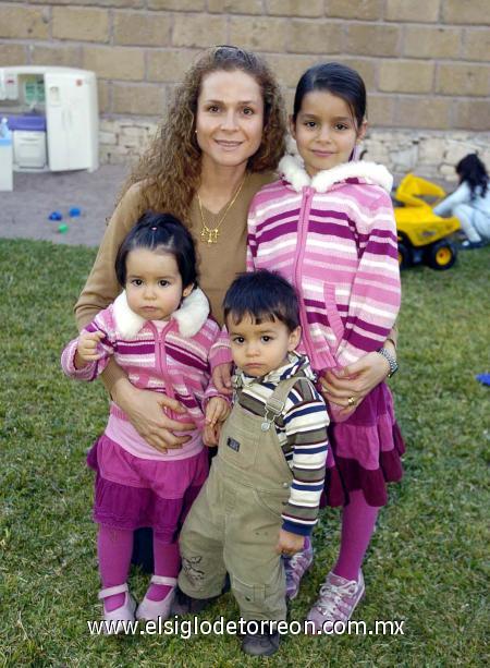 18022007 
Mayté acompañada de sus hijos Marieta, Damián y Tamara Gutiérrez.