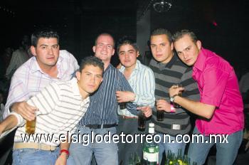 Gerardo Garay, Gerardo Valdéz, Ricardo Gutiérrez, Chava M., Ricardo Ruiz y Cris Hamdan.