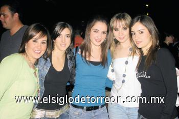 Y ¡LLEGO LA NOCHE!
Ana Lacia, Ale, Mayela, Daniela y Katy.