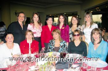 Mayte Aguirre de Anaya, Erika de la Peña de Cantú, Bertha Bello de Martín, la novia, Laura C. de San Juan, Eva López Aguilera, Angelina Ruenes de García, Cala Estrada de Gómez, María Luisa Berruelo de Pérez, Pilar González de Marroquín y Cecilia López de Menéndez.