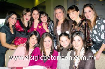 Montse y Paulina Jiménez, Ana Cecy Martín, Iza Zambrano, Rosy Bello, Marce y Priscila Zambrano, Yolanda Clamont, Mariana Jiménez y Malena Papadópulos junto a la futura novia.