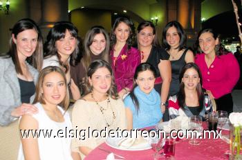 Sophia Martín Bello junto a sus amigas Marianto Haro, Sofía Arreola, Ale Murra de Papadópulos, Rosario Chaib de López, Tabata Ayup, Velina Murra de Salinas, Priscila M. de Murra, Laura B. de Salazar, Mariam Villalobos y Ana Lorena García de Cárdenas.