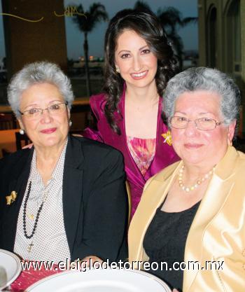 Gloria Javelly, la novia y Yolanda Garza de Bello, abuelita de la novia.