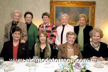CELEBRAN LA AMISTAD
Lilia A. de Aguilar, María Elena H. de Hernández, Estelita N. de Casas, Güera Saro de Jiménez, Carmen Veyán de Díaz Flores, María Elena Veyán, Pilar Aranzabal de Teja, Elena González de Luego y Güera Teele.