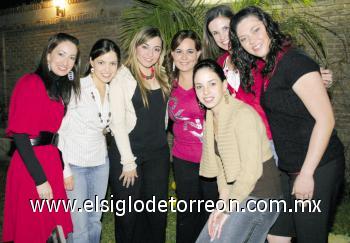 Y ¡FELICIDADES!
La festejada junto a sus amigas Sophia Martín, Mariam Villalobos, Myrna Hoyos, Marianto Haro, Sofía Arreola y Ana Lorena García de Cárdenas.