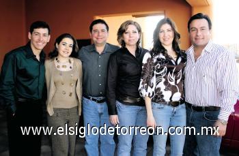 BIENVENIDO A CASA
José Cantú Gómez, Mayte de Cantú, Chuy Vargas, Cristina Arriaga, Mary Carmen de Silveyra y Lalo Silveyra.