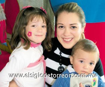 Vicky de Moreno con sus hijos Stephanie y Eduardo Moreno.