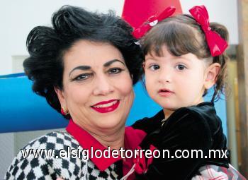 Ketita Gómez Bonilla junto a su abuelita Gabriela Sáenz.