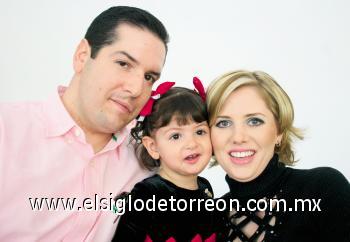¡FELICIDADES KETITA!
Gabriel Gómez Sáenz, Ketita Gómez Bonilla y Keta Bonilla de Gómez.