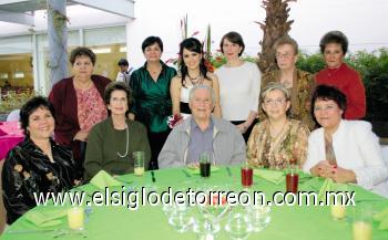 La futura novia junto a Ernestina C. de Mireles, María Estela Sáenz de Cárdenas, Alejandro Cárdenas, Jilma Rodríguez, Julieta de Sakoda, Rebeca Chávez de Yáñez, Elisa S. de Martín, Jilma Ysais Rodríguez, Elizabeth Martín de Rodríguez, Jilma Coronado de Rodríguez y Lilén G.