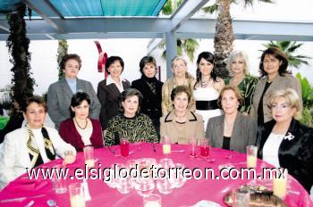Cope Ramírez de García, Soledad Cano de Hernández, Peggy H. de Ysais, Chacha S. de Von Bertrab, Connie Anhert, Genny de Tiavila, Leticia de Ávalos, Elisa de Morales, Rocío de Slim, Jilma de Ysais, Aída de Mayagoitia y Cristina de Siller acompañando a la futura novia.