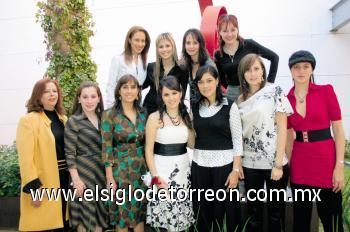 Yazmín Batarse de H., Rocío Morfín, Violeta García, Brenda Román, Vero y Vanesa Castaños, Jessica Rodríguez, Miriam Motola, Barby Rodríguez y Cristina Morfín junto a Jilma Ysais Rodríguez.