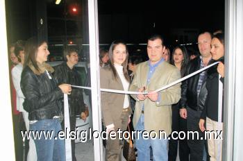 INAUGURAN NEGOCIO
Marcela Pérez de Leal y Alfredo Leal cortando el listón inaugural.