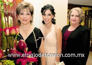 Ana Lucía Sáenz de G., la novia y Cristina Calero de Gilio.