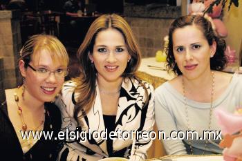 Clarissa Vargas, Mónica de Jiménez y Lourdes A. de Ruenes.