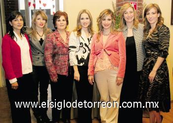 La festejada junto a las organizadoras Eva Muñoz de Aranda, Mónica Aranda de Jiménez, Eva Aranda de Ortiz, Maru de Aranda, Leny Lambros de Gibert y Leny Gibert de Collier de la Marliere.