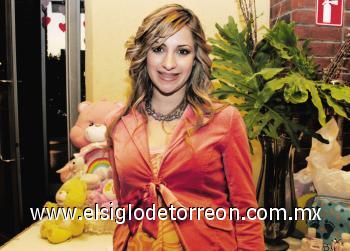 ESPERA ILUSIONADA
Elizabeth Gibert de Aranda.