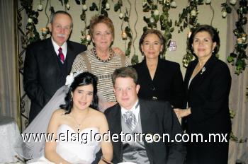 Los novios junto a Alberto y María Elena Ross, Alicia Jaime y Elida Ávalos.