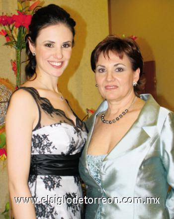 Marianto Haro Aparicio junto a su madre Marianto Aparicio de Haro.