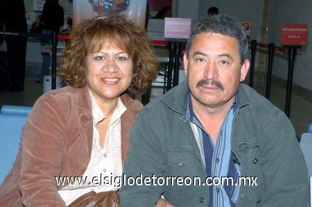23022007 
Fernando Vázquez viajó a Sacramento, lo despidió Cony García de Vázquez.