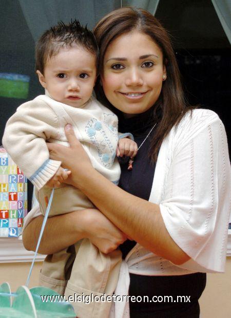 23022007 
Ernestito, en la fiesta que le ofreció su mamá, Alejandra Cortinas.