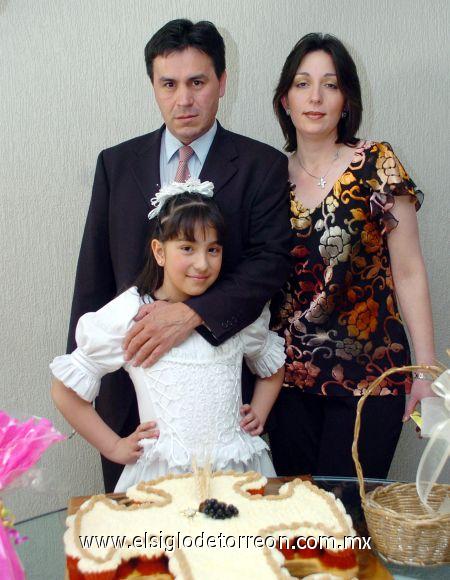 23022007 
La pequeña Ana Laura con sus padres, Jacobo Hernández López y Adriana Mendoza de Hernández.