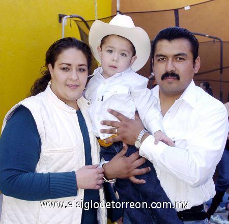 23022007 
Víctor Martínez Cavelaris fue festejado por sus padres, Javier y Marisol Martínez.