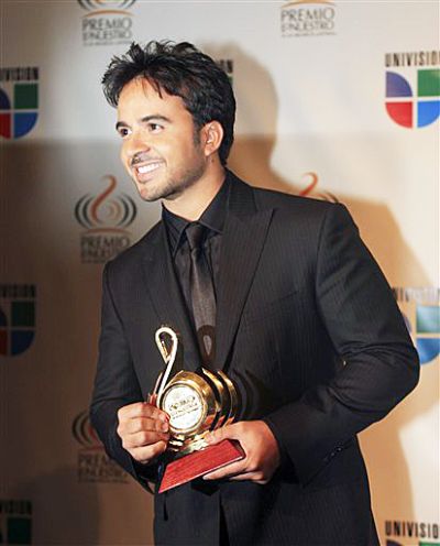 Luis Fonsi  muestra su galardón.