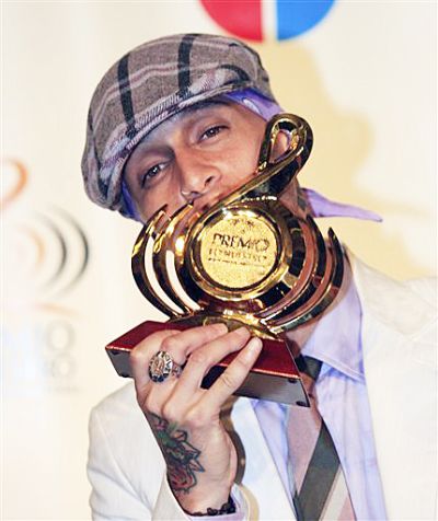 El cantante puertorriqueño Chelo besa su premio.