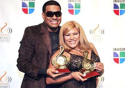 Monchy y Alexandra de República Dominicana muestran sus galardones.