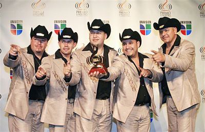 Los Creadorez del Pastito Duranguense de Alfredo Ramirez posaron con su premio a mejor Nuevo Grupo del Año.
