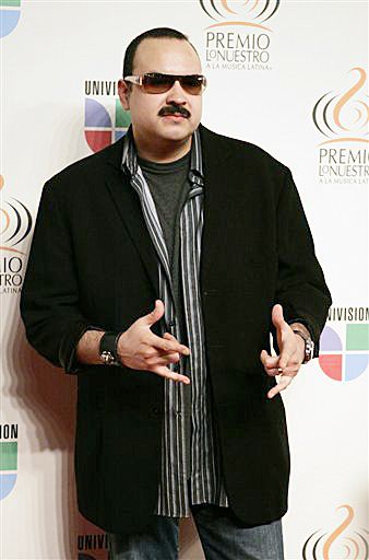El cantante mexicano Pepe Aguilar lució un 'look' diferente.