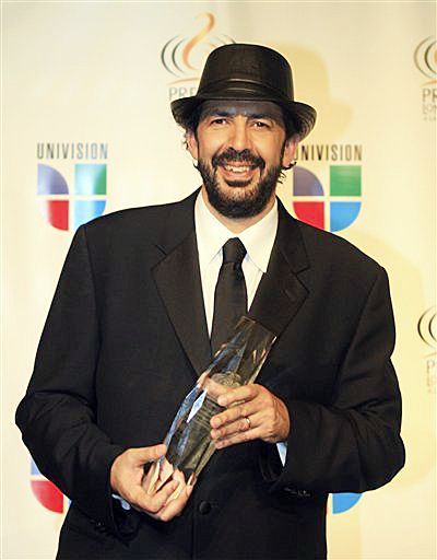 En cantautor dominicano Juan Luis Guerra, el rey de la bachata con más de 20 años de trayectoria y siete Premio Lo Nuestro en su haber, recibió el Premio a la Excelencia por su “larga y constante dedicación a la excelencia artística”. El galardón fue entregado por primera vez a Celia Cruz en 1990, y en 2006 perteneció a la mexicana Ana Gabriel.