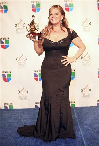 Después que Jenni Rivera recibió su premio como mejor artista femenina de música regional mexicana, Fonseca deleitó a la platea con su canción Te Mando Flores, mientras algunas parejas con trajes típicos colombianos bailaban al compás de su música y otros entregaban a la platea rosas que su padre habría enviado a Miami desde su país.