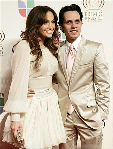 Marc Anthony fue el mejor artista masculino de ese rubro; y Thalía y Anthony Santos, de Aventura, fueron premiados por la canción No, No, No. 


“Después de tantos años ustedes me han dado la bendición de hacer lo que nací para hacer”, manifestó el boricua, y le agradeció a Puerto Rico y a su esposa Jennifer López, una de las invitadas especiales de la gala. “Que Dios me los bendiga”, dijo al despedirse.