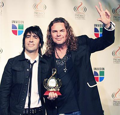 La banda de rock Maná y el grupo de música regional mexicana Intocable obtuvieron tres galardones cada uno y se consagraron como los máximos ganadores de los Premios Lo Nuestro, que honran a las estrellas más destacadas de la música latina.



“Nos da muchísimo gusto poder compartir este premio con toda la gente de América Latina, España...”, expresó Fher, el vocalista de Maná, al recibir el premio a mejor artista de rock. “Gracias por recordarnos, nosotros también los queremos mucho”, dijo el integrante del cuarteto, que acaba de iniciar una gira tras casi cuatro años de ausencia en los escenarios.