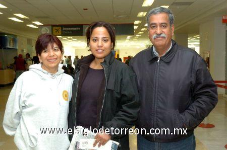 19022007
 Lorena Pérez viajó al DF, la despidieron Raúl y Josefina Pérez.