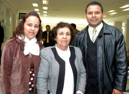 19022007 
Teresa Rivas y Érika Ravelo viajaron a Tijuana, las despidió Francisco Orozco.